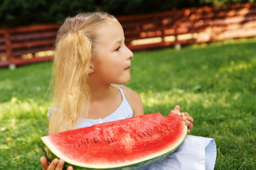Kind hält eine Wassermelone
