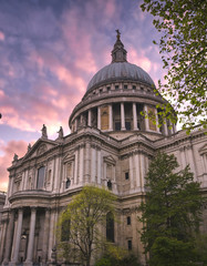 Obraz premium St. Paul's Cathedral in central London, UK at dusk.