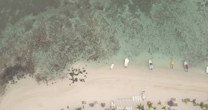 Der Strand teilt t&uuml;rkis von gr&uuml;n