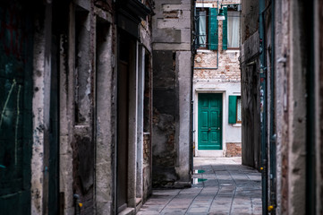 Fototapeta na wymiar narrow street in venice italy