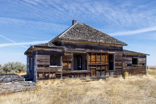 Abandoned farm house near Condon, Oregon