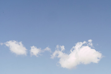 Nuage blanc dans le ciel bleu - Arrière plan naturel minimaliste