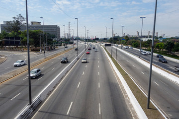 Fototapeta na wymiar flow of vehicles on the marginal Tiete freeway in Sao Paulo, Brazil