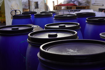 Blauen Fässer mit schwarzen Deckel in Mühle