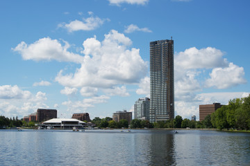 Obraz premium A luxury condo building on a sunny, summer day