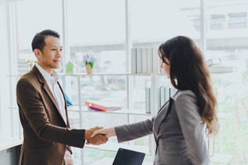 Fototapeta premium Business people can make business deals. The congratulatory handshake.