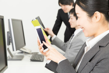 スマホを見るOL