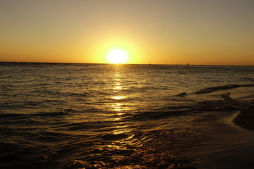 ワイキキビーチに沈む夕日