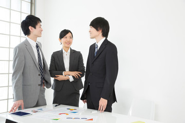 会話するビジネスマンとＯＬ