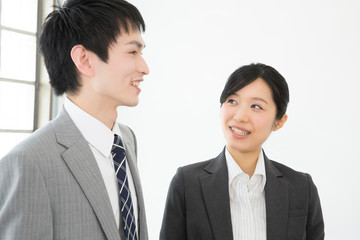 会話するビジネスマンとＯＬ