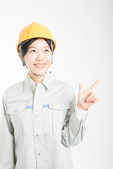 指差しする女性作業員