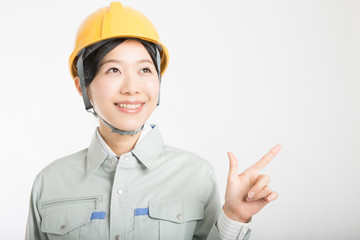 指差しする女性作業員