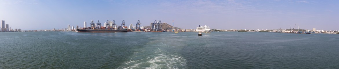 Obraz premium Panoramic view of the harbour and new town as seen from the sea, Cartagena, Colombia