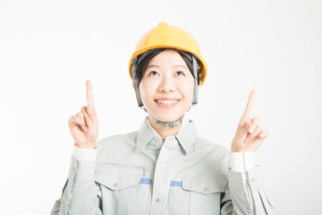 指差しする女性作業員