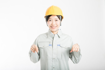 指差しする女性作業員