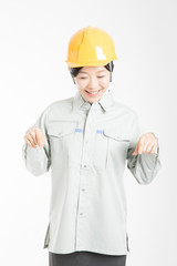 指差しする女性作業員