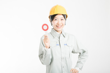 丸プレートを持つ女性作業員