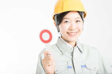 丸プレートを持つ女性作業員