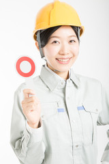 丸プレートを持つ女性作業員