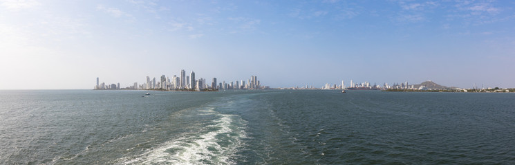 Obraz premium Panoramic view of the harbour and new town as seen from the sea, Cartagena, Colombia