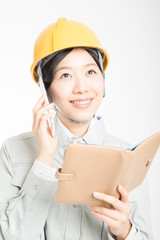 電話する作業スタッフ