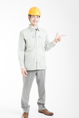 指差しをする男性作業員