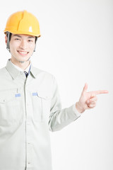 指差しをする男性作業員