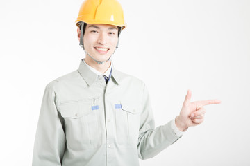 指差しをする男性作業員