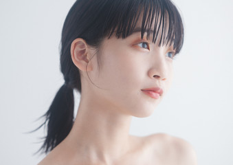 メイクをした日本人女性