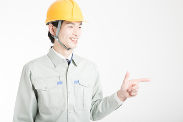 指差しをする男性作業員