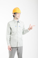 指差しをする男性作業員