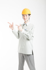指差しをする男性作業員