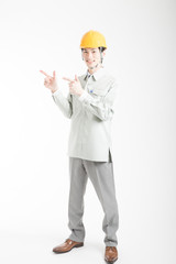 指差しをする男性作業員