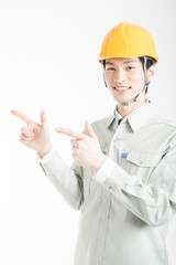 指差しをする男性作業員