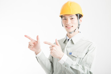 指差しをする男性作業員