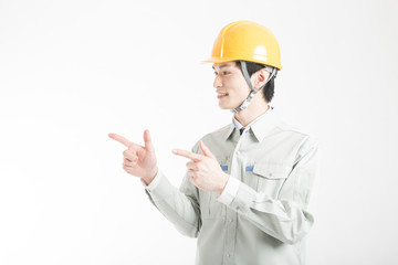 指差しをする男性作業員