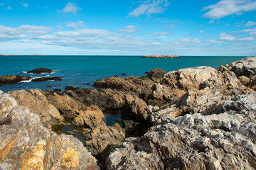 Fototapeta na wymiar Rocky coast of Marblehead Neck near Marblehead lighthouse in Chandler Hovey Park in town of Marblehead, Massachusetts MA, USA. 