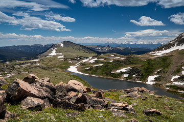Fototapeta na wymiar Mountain view of an alpine lake on the top of the Beartooth Pass (Highway 212) in Montana