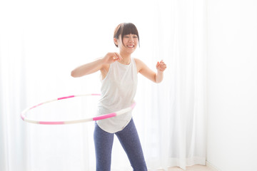 フラフープをする女性