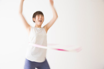 フラフープをする女性