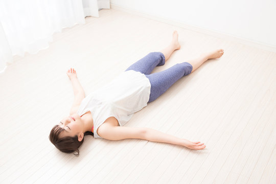 寝転がる の画像 13 163 件の Stock 写真 ベクターおよびビデオ Adobe Stock