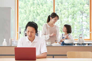 男性　リモートワーク