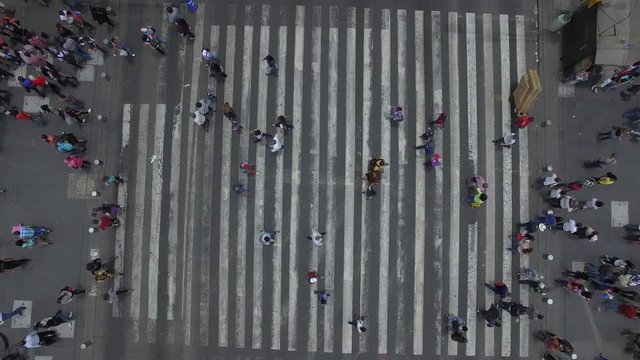 Vista a&eacute;rea cenital para observar a una multitud pasar sobre el cruce peatonal m&aacute;s transitado de M&eacute;xico.