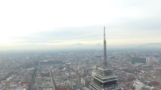 Vista a&eacute;rea panor&aacute;mica de la Ciudad de M&eacute;xico frente a la Torre Latinoamericana durante el amanecer.