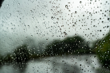 【雨の日イメージ】車についた雨粒