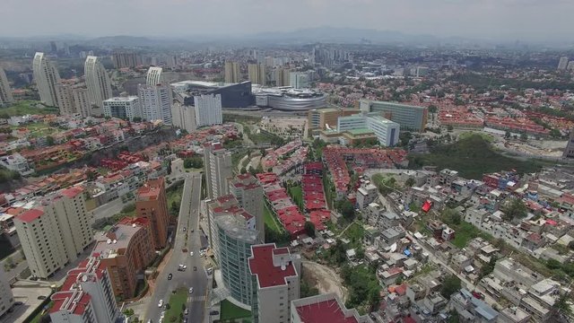 Vista a&eacute;rea del contraste social de Interlomas. A la izquierda los rascacielos y riqueza, a la derecha la autoconstrucci&oacute;n sobre la barranca.