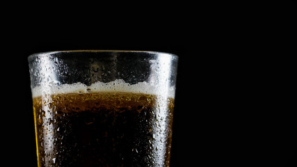 Vaso de cerveza en fondo negro