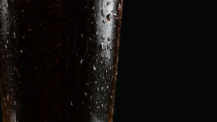Vaso de cerveza en fondo negro