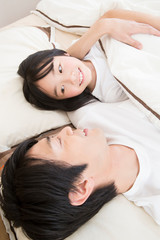 Fototapeta na wymiar 父親と眠る娘
