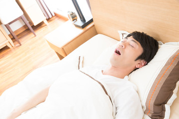 眠る男性